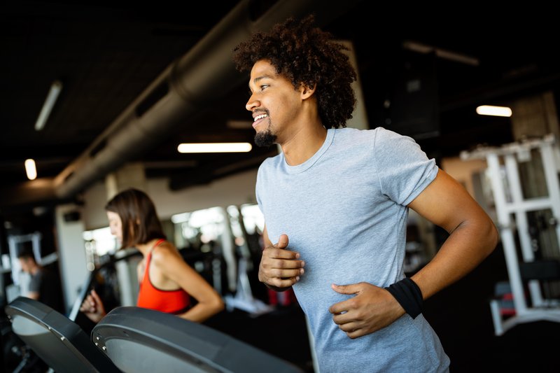Homme pratiquant le cardio sur tapis de course pour cultiver sa dimension physique et son bien-être