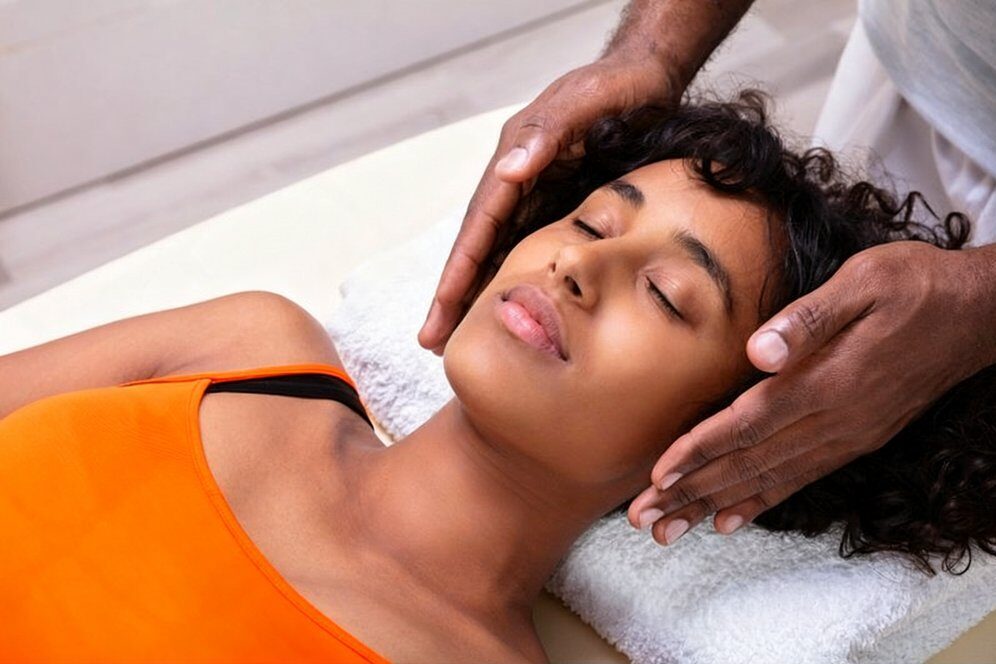 Femme recevant un soin énergétique pour équilibrer sa dimension énergétique et son bien-être